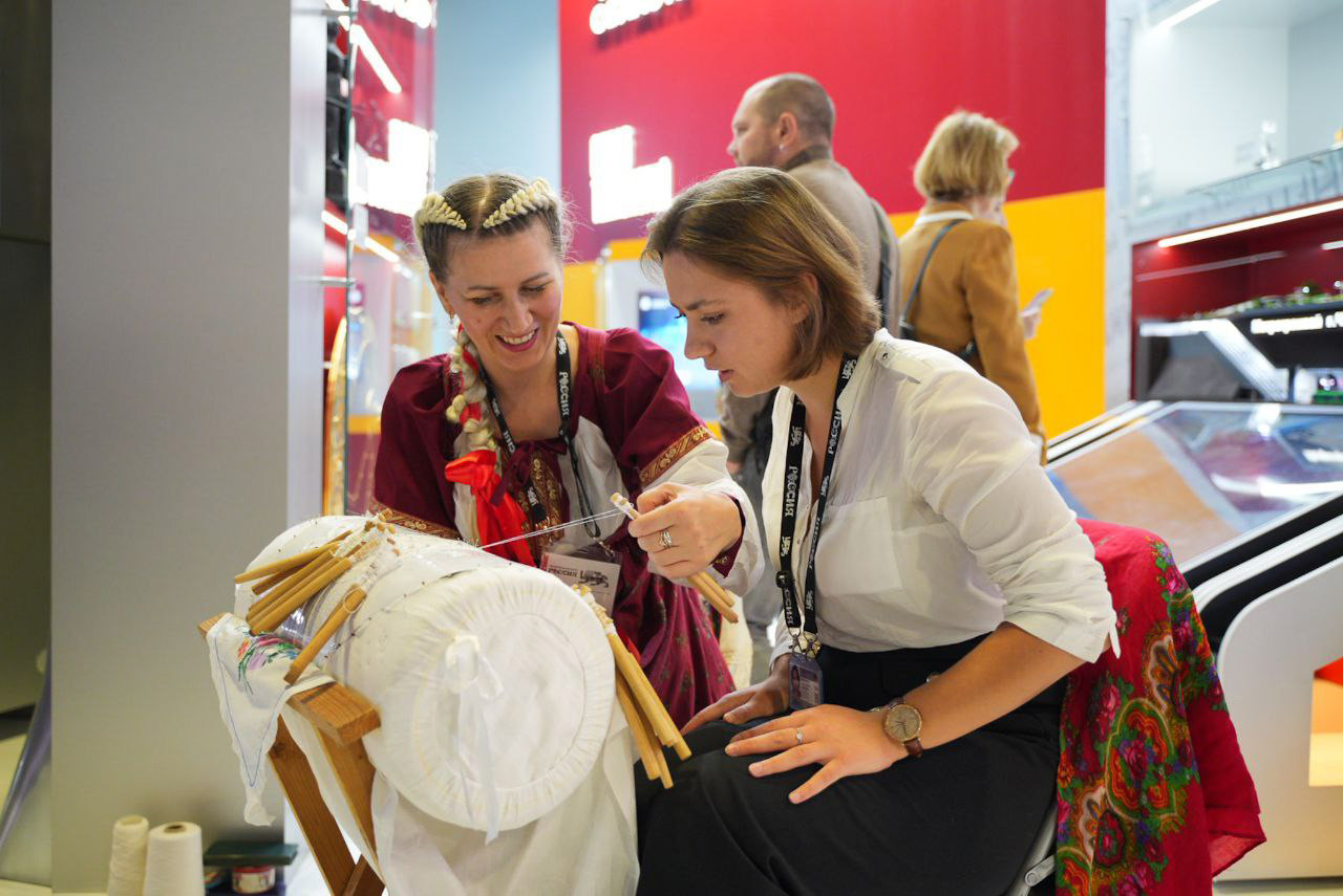 Кружево на коклюшках и самоцветы: гостей выставки в Москве знакомят с Южным Уралом