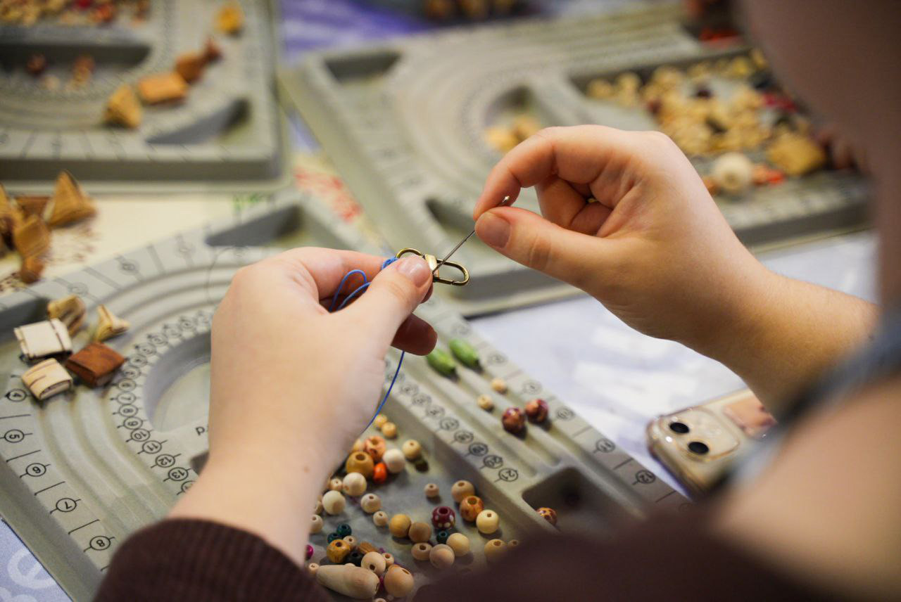 Кружево на коклюшках и самоцветы: гостей выставки в Москве знакомят с Южным Уралом