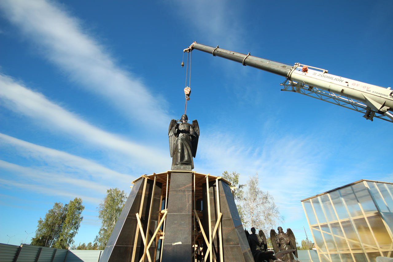 Фигуры архангелов привезли в Челябинск для памятника Собору Архистратига Михаила