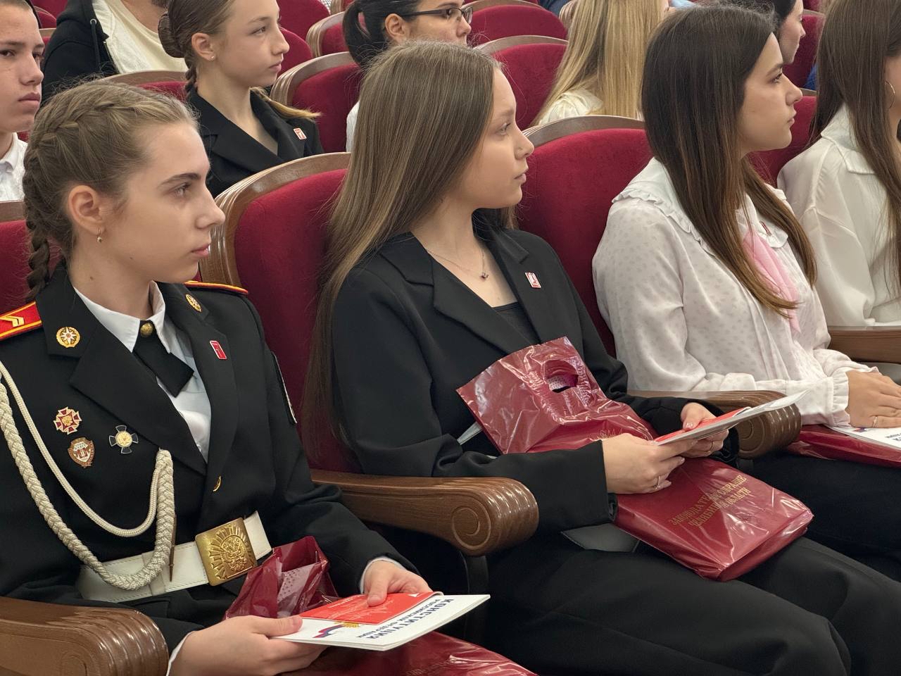 Юные жители Челябинской области получили паспорта в Законодательном собрании региона