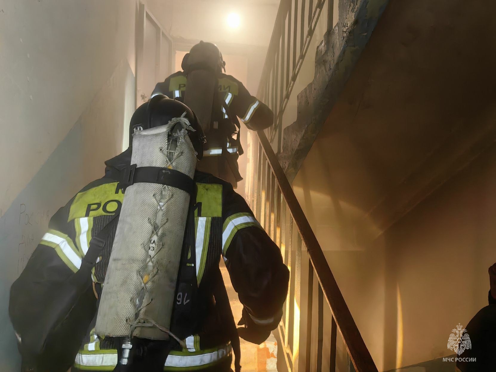 Жильцов многоэтажки в Челябинске эвакуировали из горящего дома в спаскомплектах