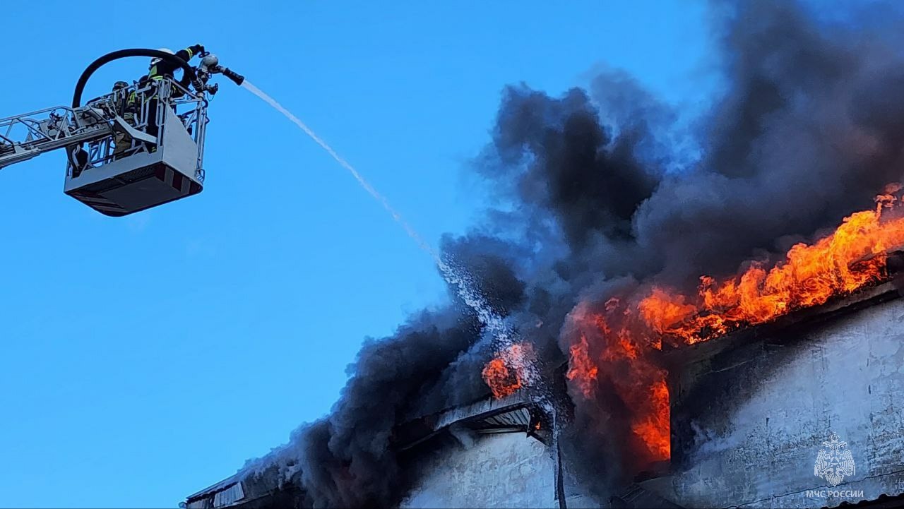 Горело дерево, плавился синтепон: пожар в мебельном цехе Челябинска 