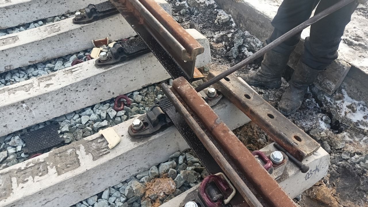 В Челябинске сразу на нескольких участках стартовал ночной ремонт трамвайных путей