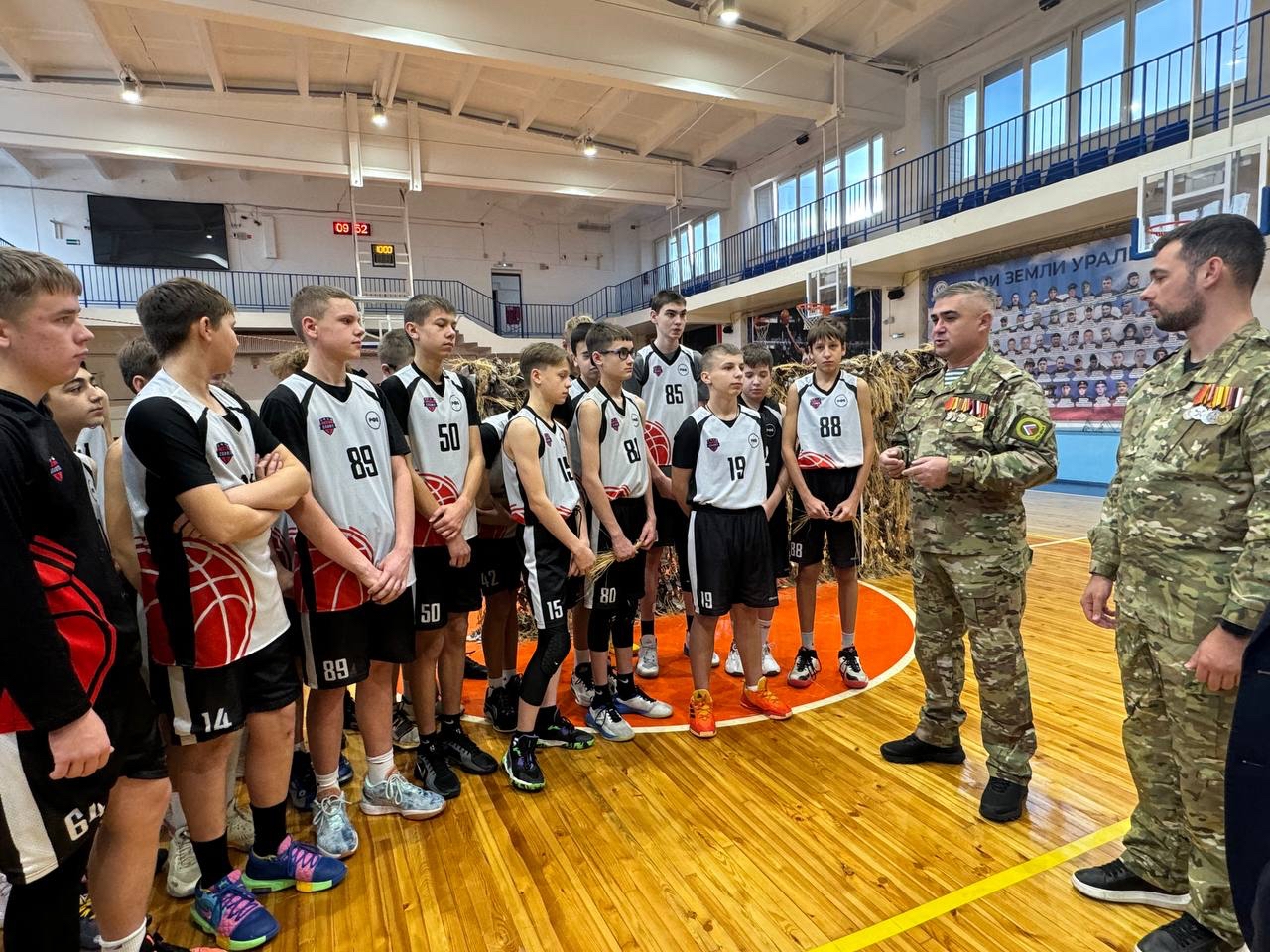 Боец СВО посетил юных спортсменов из Челябинска, которые плетут маскировочные сети