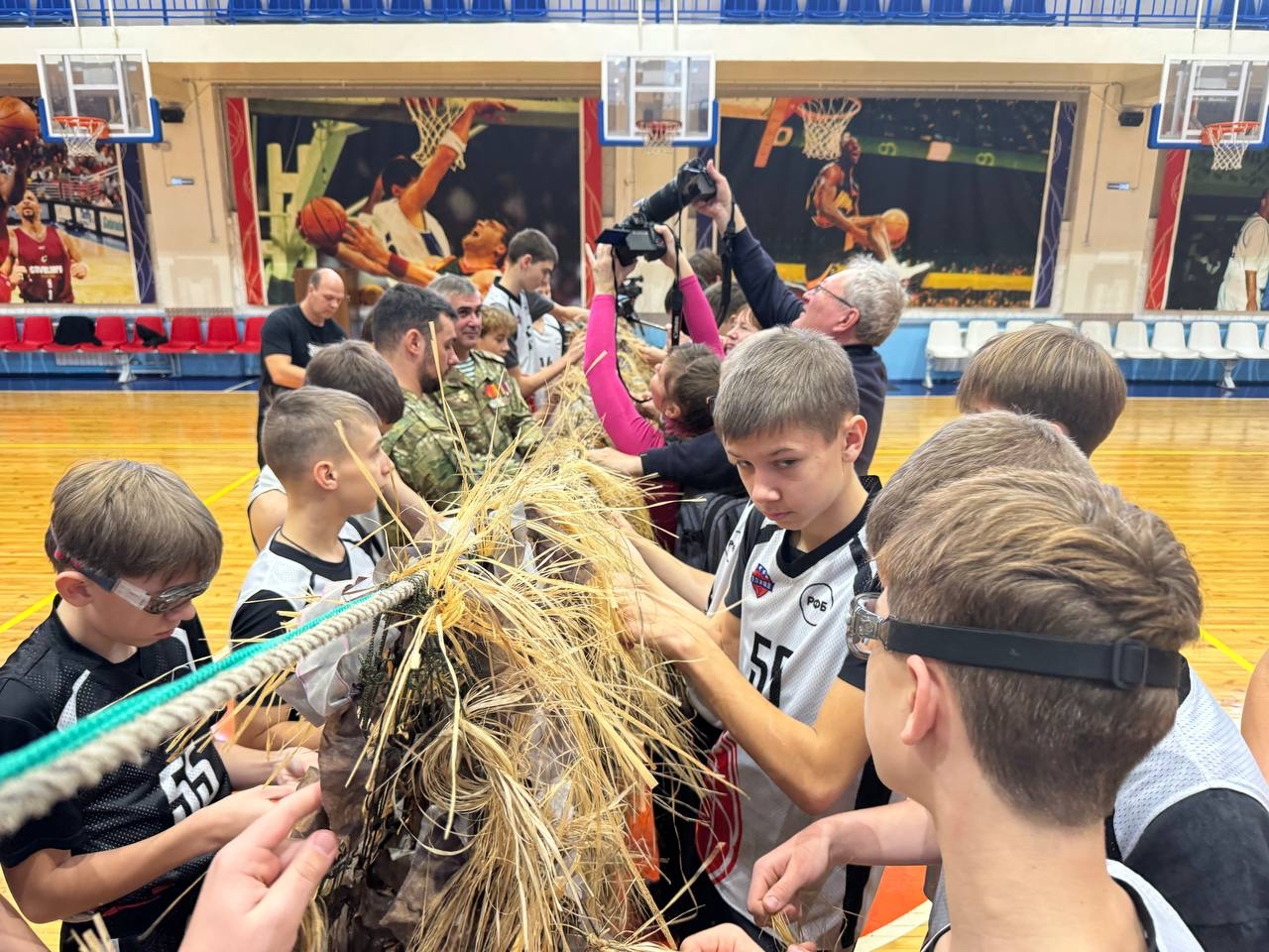 Боец СВО посетил юных спортсменов из Челябинска, которые плетут маскировочные сети