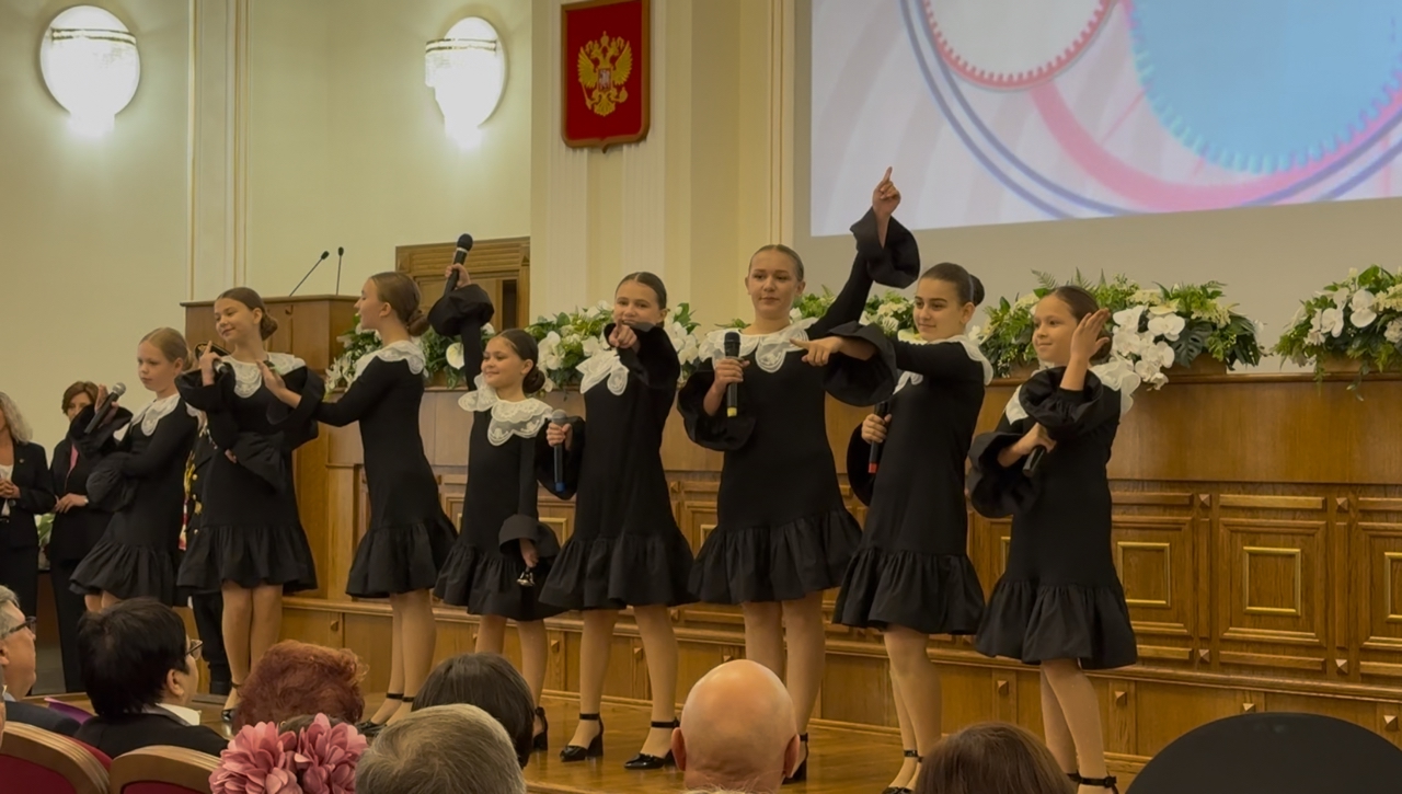 Шестьдесят педагогов Челябинской области получили награды в преддверии Дня учителя