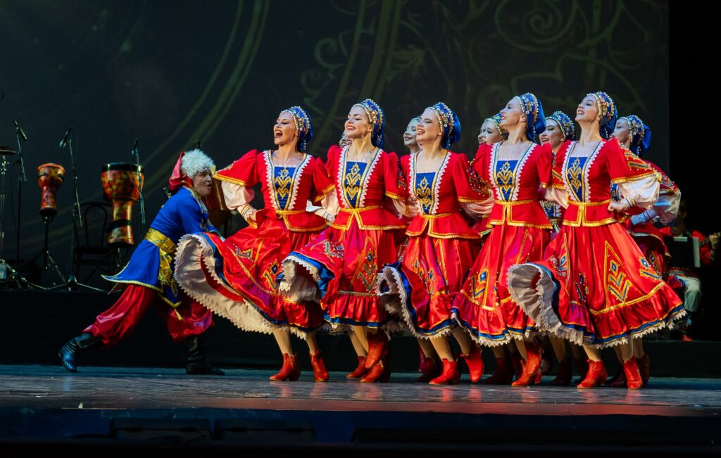 В Челябинске открылась выставка к 45-летию ансамбля танца "Урал"