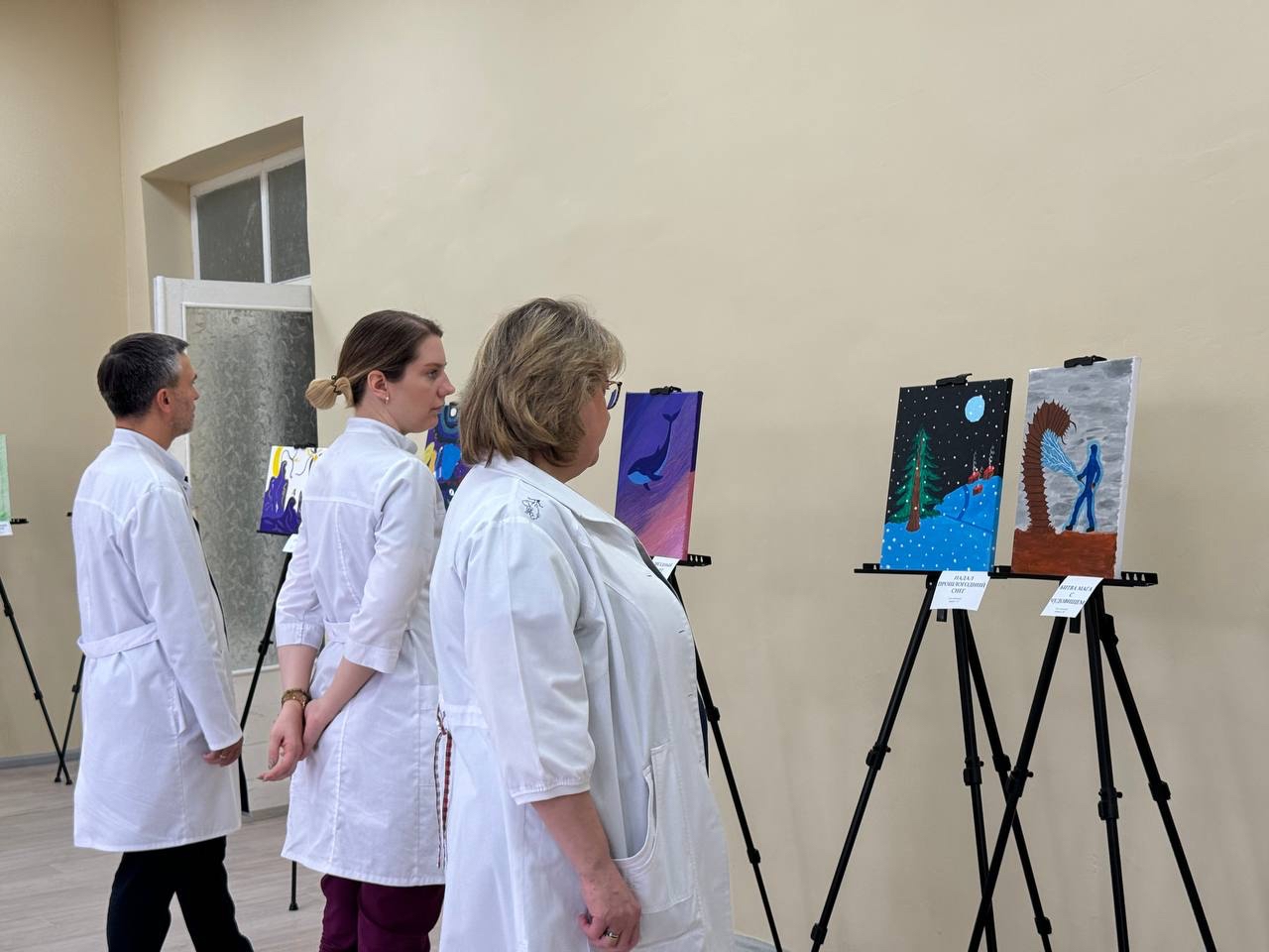 Искусство лечит: пациенты челябинской психоневрологической больницы создали выставку рисунков