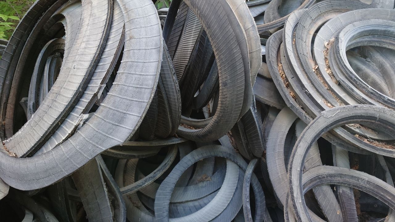 В Коркино автомобильные шины перерабатывают в резиновую крошку