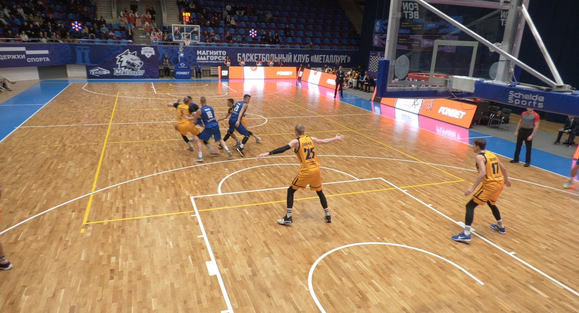 Баскетбольный клуб "Металлург" обыграл лидера регулярного чемпионата