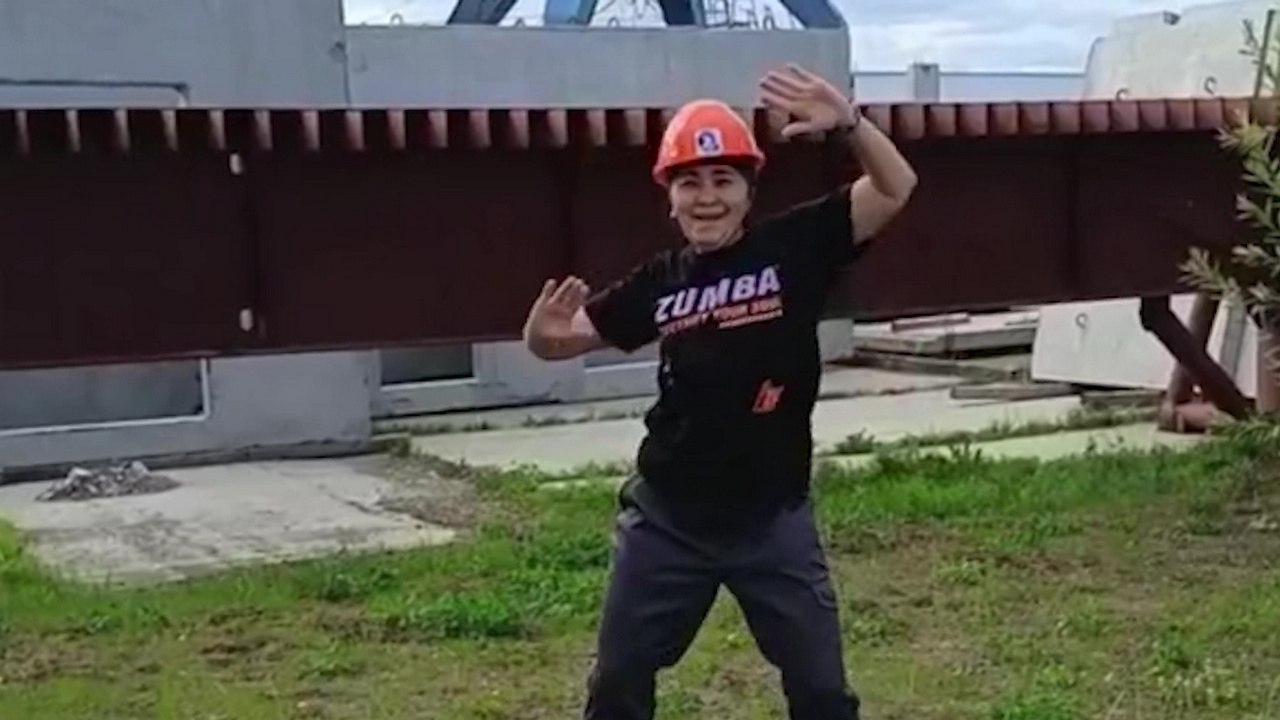 Крановщица из Челябинска устраивает зажигательные танцы на стройплощадке Крановщица из Челябинска устраивает зажигательные танцы на стройплощадке