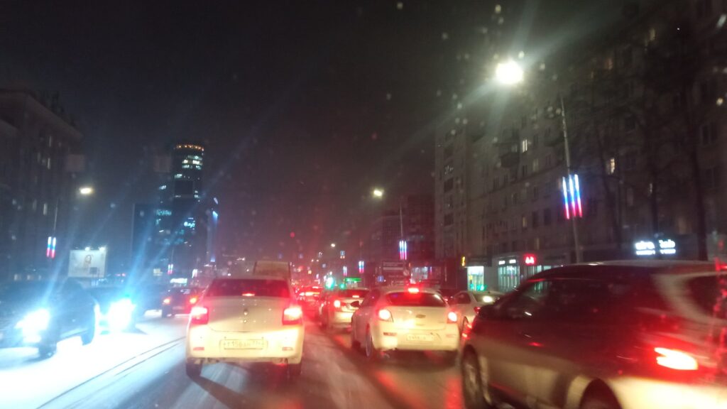 ДТП и 9-балльные пробки: как Челябинск переживает снегопад