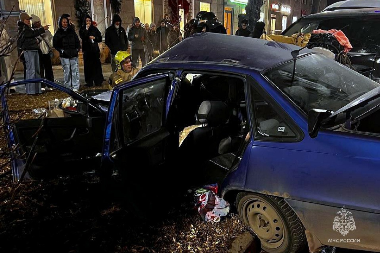 Внедорожник протаранил легковой автомобиль в Магнитогорске Внедорожник протаранил легковой автомобиль в Магнитогорске