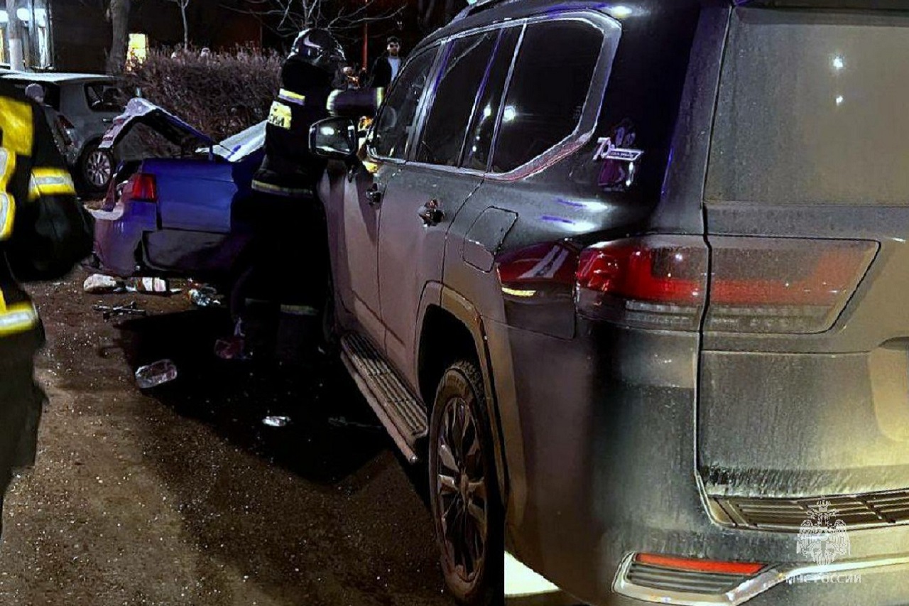 Внедорожник протаранил легковой автомобиль в Магнитогорске Внедорожник протаранил легковой автомобиль в Магнитогорске