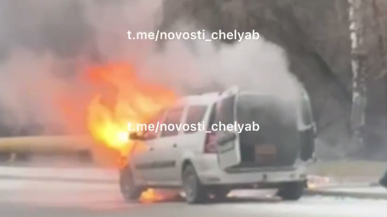 Машина в огне: в Челябинске загорелся автомобиль