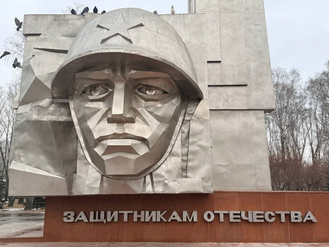 В Челябинске отреставрировали памятник погибшим в годы ВОВ тракторозаводцам