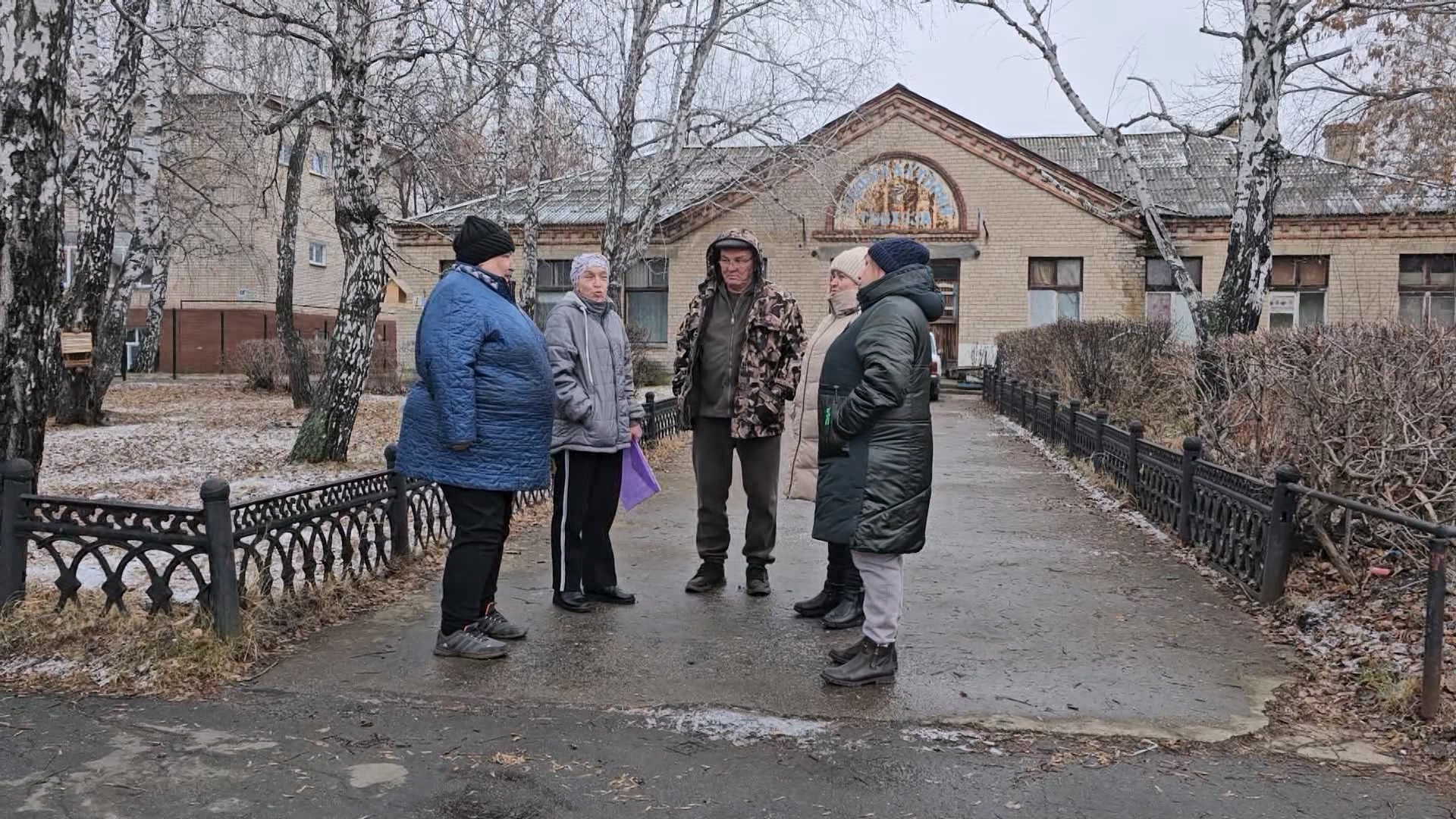 В поселке Дубровка несколько семей выселяют из здания бывшей школы