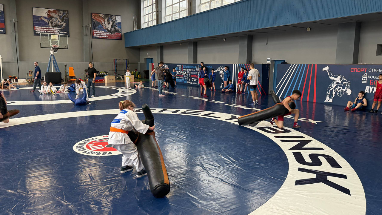 Матчевая встреча юных самбистов, дзюдоистов и борцов прошла в Челябинске