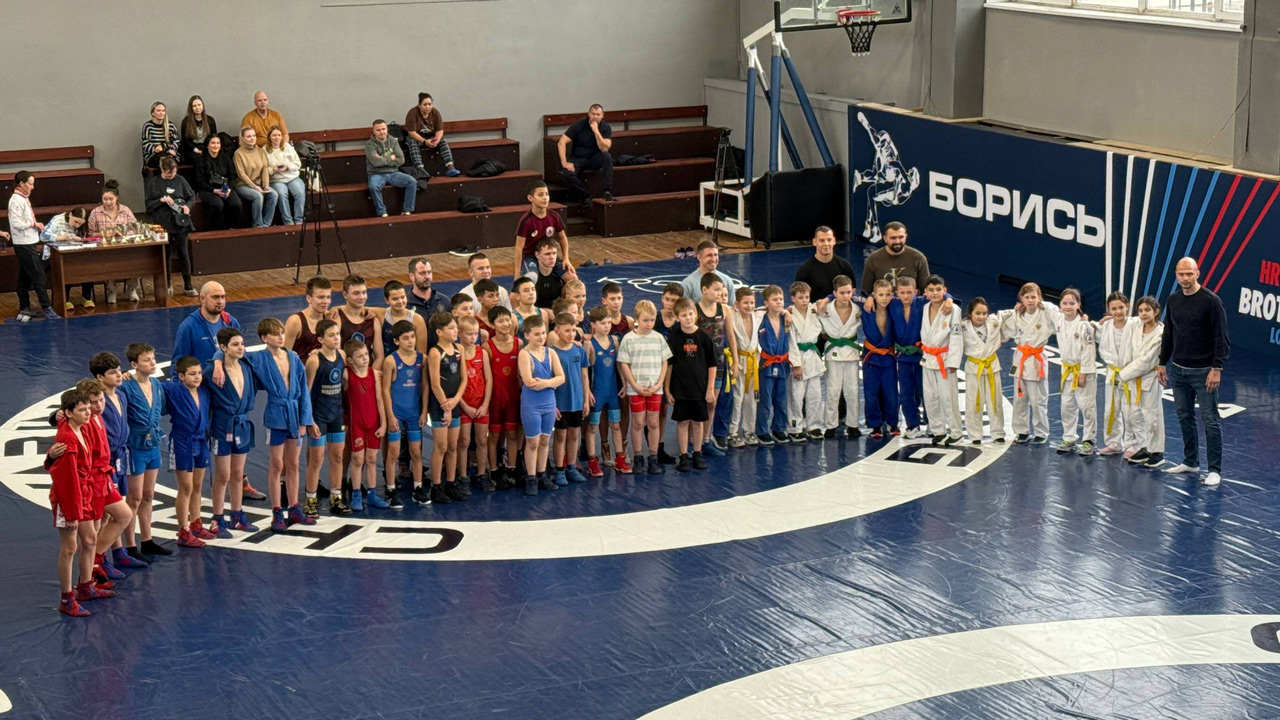 Матчевая встреча юных самбистов, дзюдоистов и борцов прошла в Челябинске