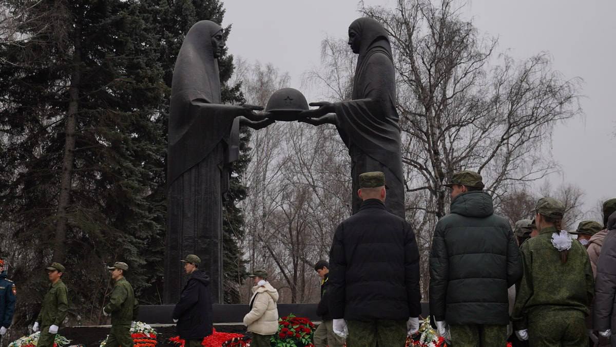 В Челябинске состоялось первое мероприятие на обновленном мемориале "Скорбящие матери"