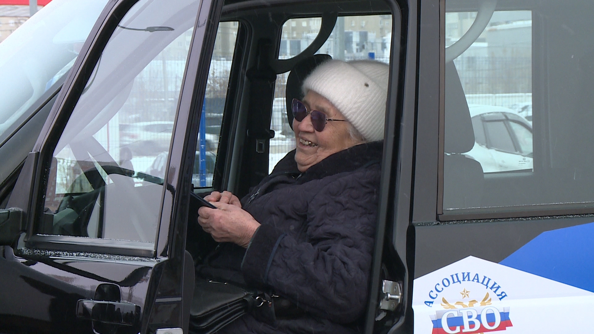 Челябинской пенсионерке, которая возит гуманитарный груз на СВО, подарили автомобиль
