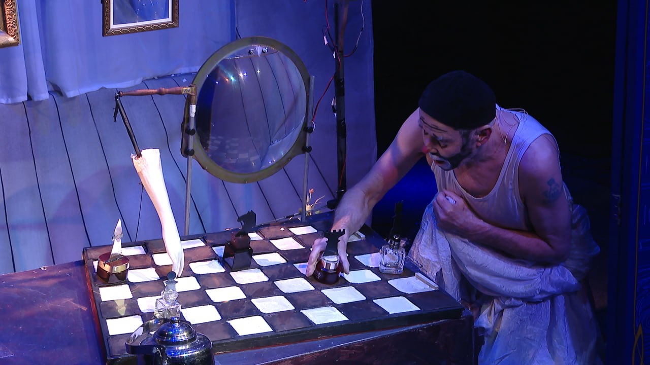 Спектакль для взрослых с большой историей: "Балаганчик" покажут на челябинской сцене