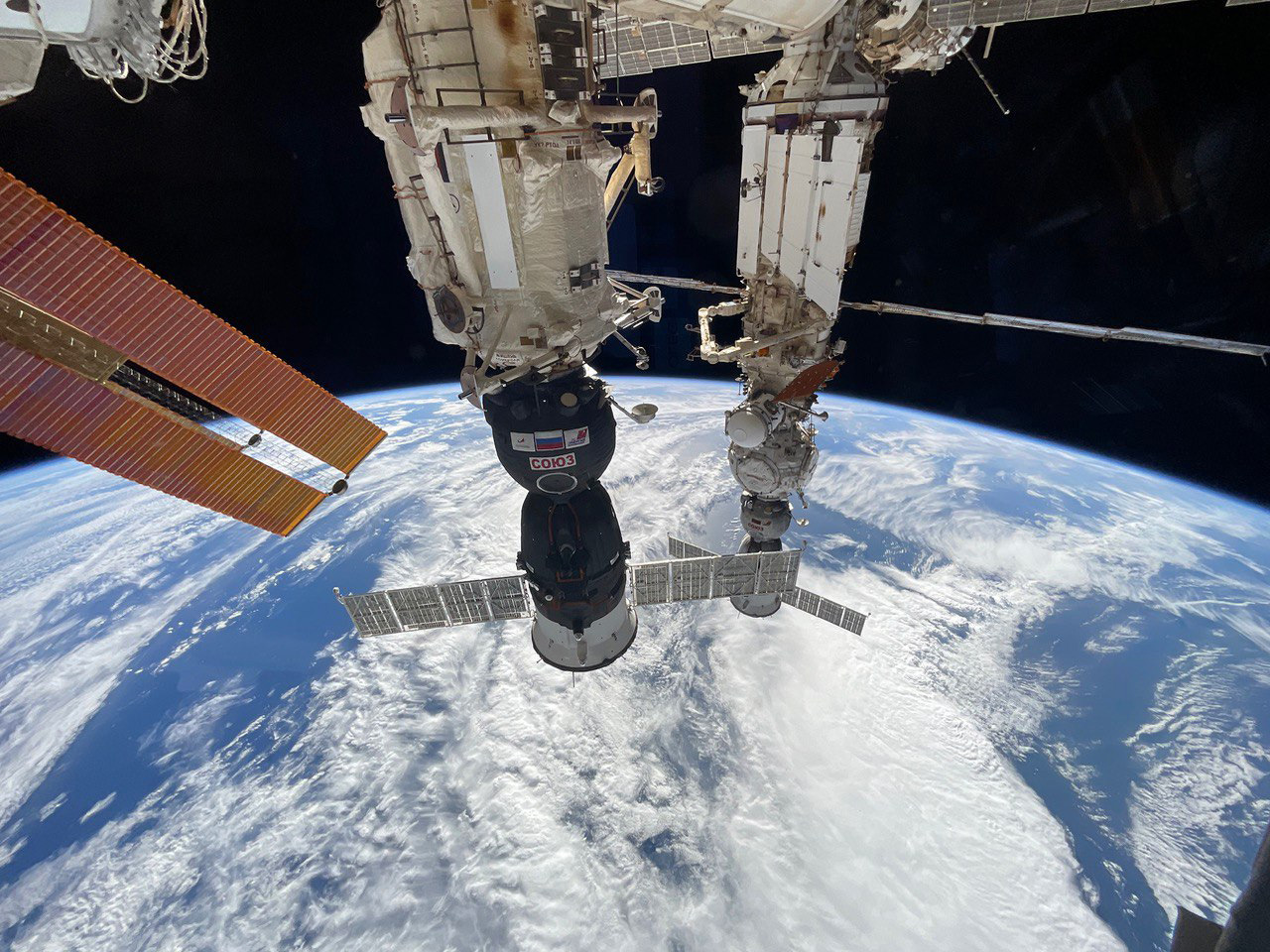 Орбитальная флотилия: челябинец Олег Платонов снял редчайший момент на МКС Орбитальная флотилия: челябинец Олег Платонов снял редчайший момент на МКС