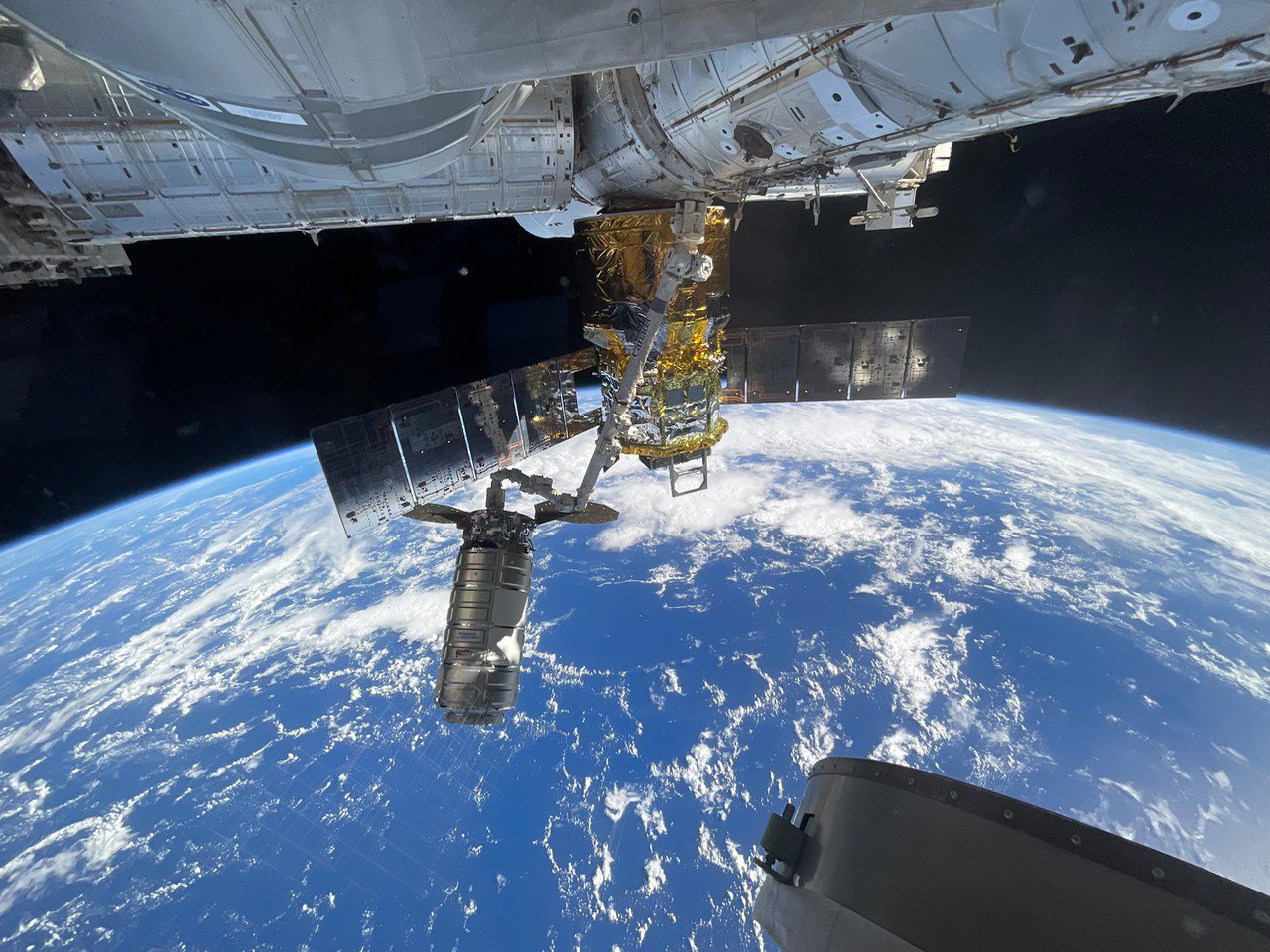 Орбитальная флотилия: челябинец Олег Платонов снял редчайший момент на МКС Орбитальная флотилия: челябинец Олег Платонов снял редчайший момент на МКС