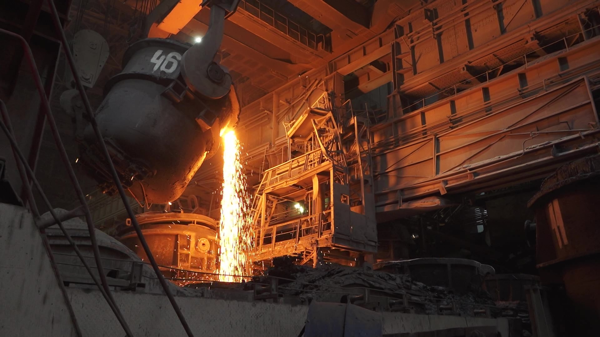 Создает красоту искрящегося металла: на ММК выбрали лучшего работника месяца