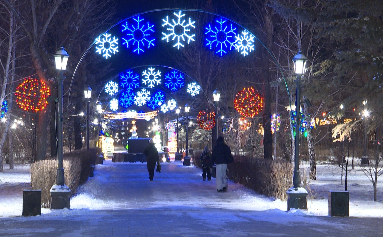 В парках и скверах Магнитогорска зажгли миллионы огней В парках и скверах Магнитогорска зажгли миллионы огней