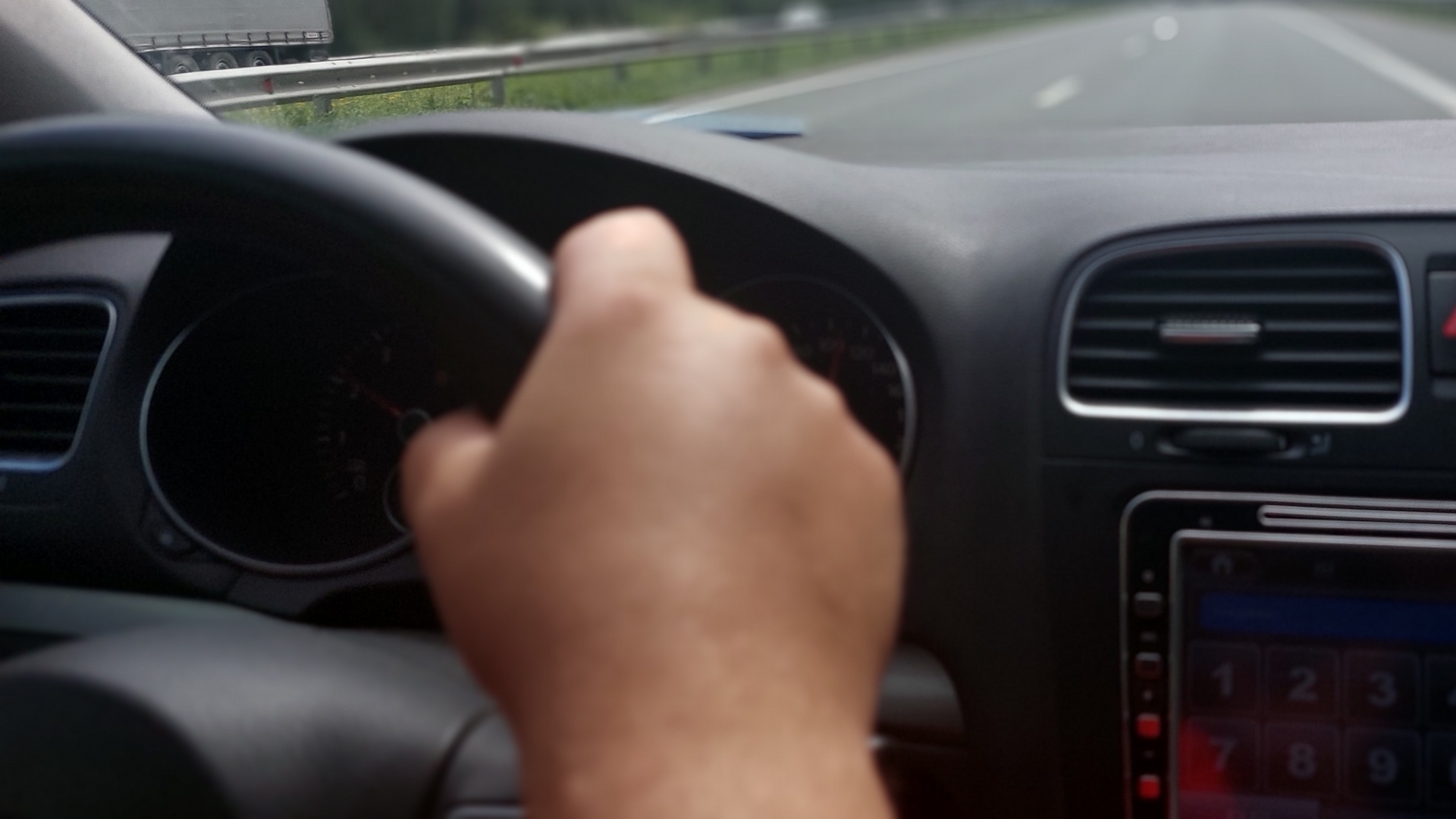 В Челябинске неизвестный угнал автомобиль, пока владелец счищал с него снег