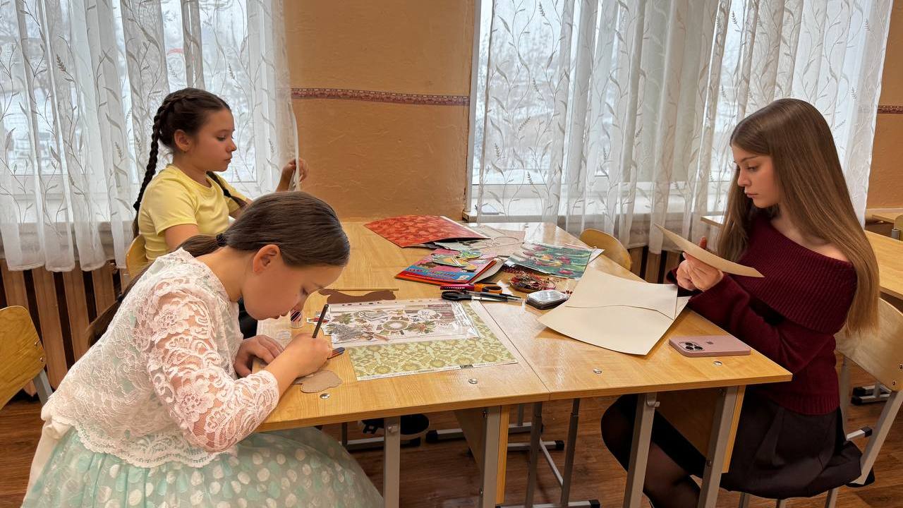 Игрушки школьниц из Челябинской области украсили новогоднюю елку в Эрмитаже Игрушки школьниц из Челябинской области украсили новогоднюю елку в Эрмитаже