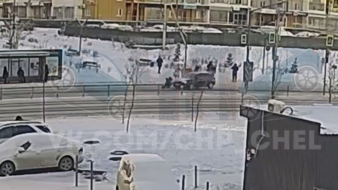 Автомобиль сбил двух детей на "зебре" в Челябинске Автомобиль сбил двух детей на "зебре" в Челябинске