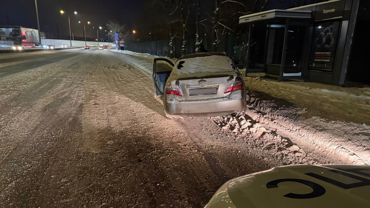 Водителю стало плохо: Toyota врезалась в две машины и сбила пешехода в Челябинске Водителю стало плохо: Toyota врезалась в две машины и сбила пешехода в Челябинске