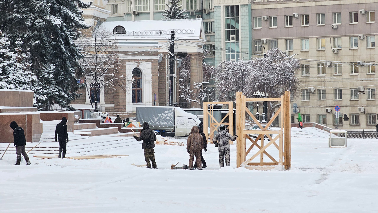 В Челябинске начали возводить горки для новогоднего городка В Челябинске начали возводить горки для новогоднего городка