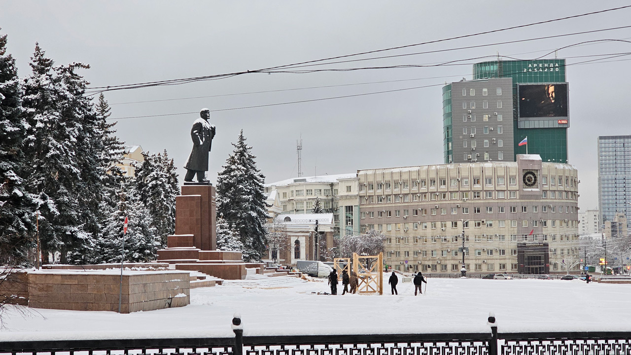 В Челябинске начали возводить горки для новогоднего городка В Челябинске начали возводить горки для новогоднего городка