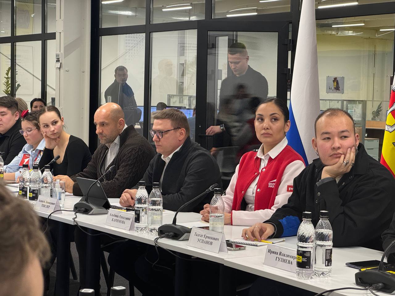 Полпред в УрФО Жога и губернатор Текслер встретились с молодежными активистами Полпред в УрФО Жога и губернатор Текслер встретились с молодежными активистами