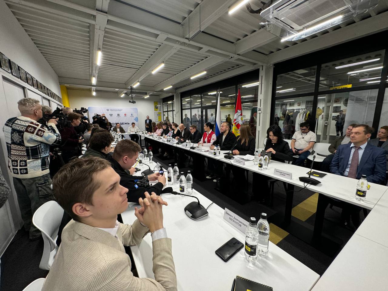 Полпред в УрФО Жога и губернатор Текслер встретились с молодежными активистами Полпред в УрФО Жога и губернатор Текслер встретились с молодежными активистами