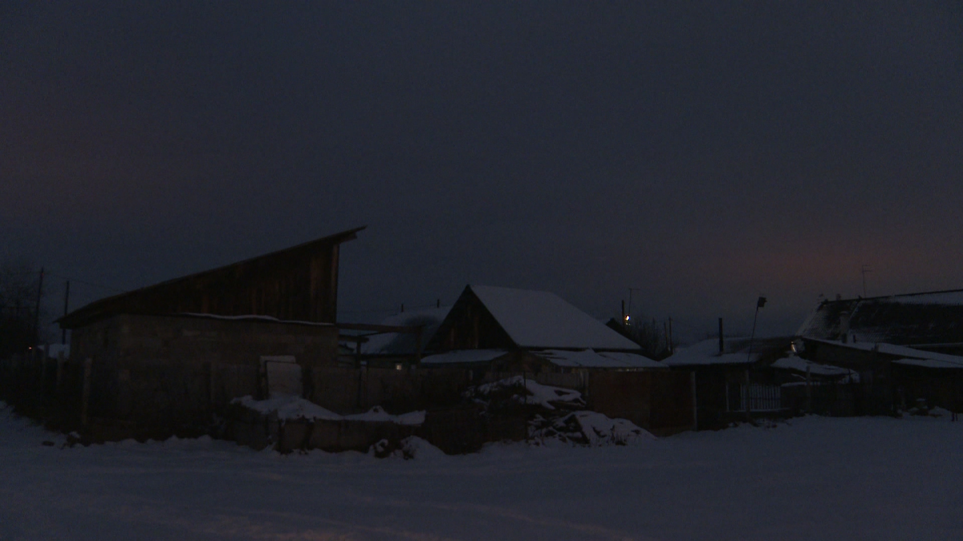 В поселке под Челябинском восстанавливают электроснабжение В поселке под Челябинском восстанавливают электроснабжение