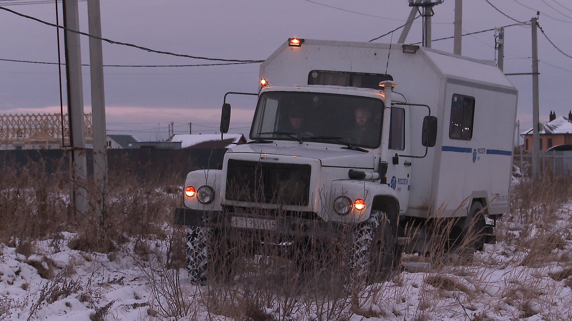 В поселке под Челябинском восстанавливают электроснабжение В поселке под Челябинском восстанавливают электроснабжение