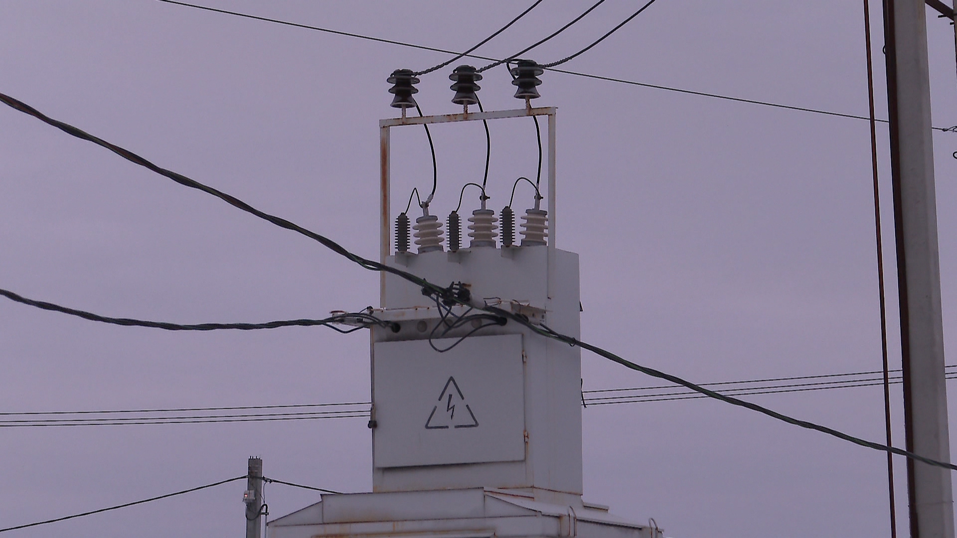 В поселке под Челябинском восстанавливают электроснабжение В поселке под Челябинском восстанавливают электроснабжение