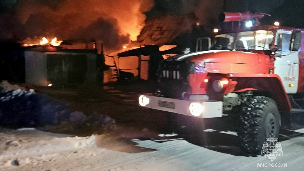 Жительницу Пласта спасли из горящего здания соседи Жительницу Пласта спасли из горящего здания соседи