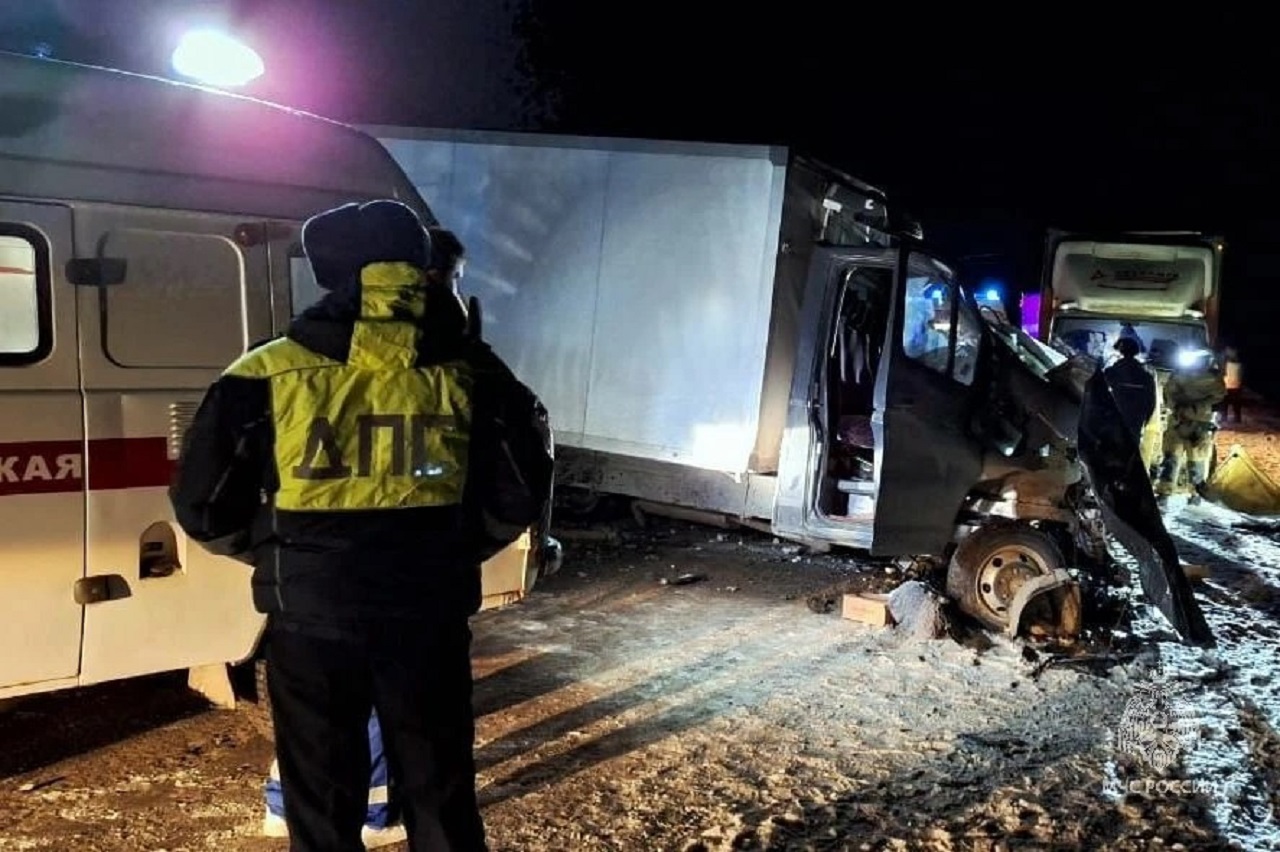 Зажало в кабинах: водители двух фургонов пострадали в ДТП в Челябинской области Зажало в кабинах: водители двух фургонов пострадали в ДТП в Челябинской области