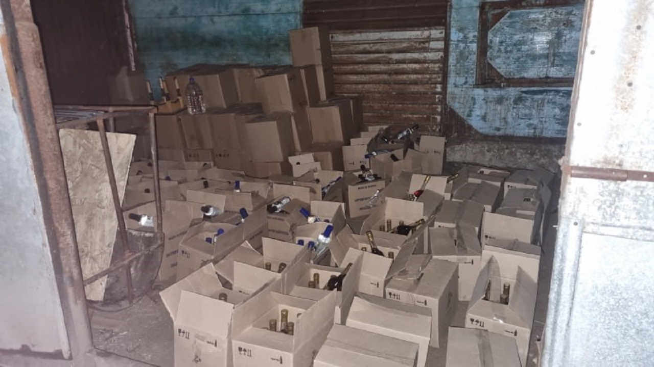 В Челябинской области изъяли более 2,5 тысяч бутылок контрафактного алкоголя В Челябинской области изъяли более 2,5 тысяч бутылок контрафактного алкоголя