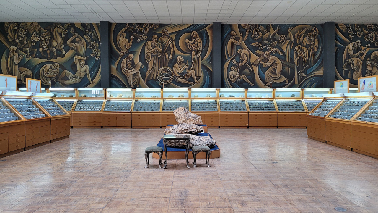 Уникальные фрески по библейским мотивам разрушаются в здании Ильменского заповедника Уникальные фрески по библейским мотивам разрушаются в здании Ильменского заповедника