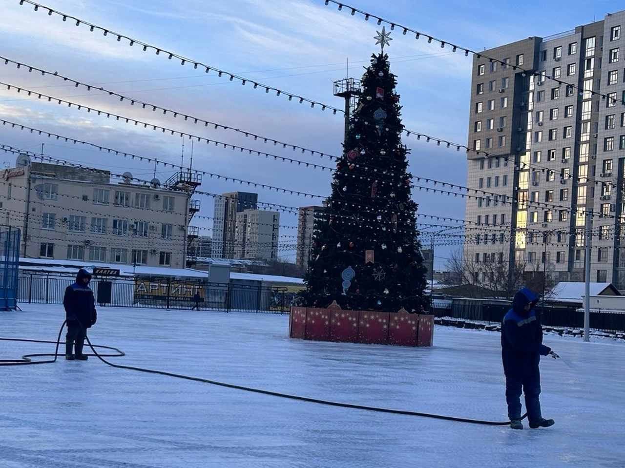 Каток начали заливать в челябинском горсаду имени Пушкина Каток начали заливать в челябинском горсаду имени Пушкина