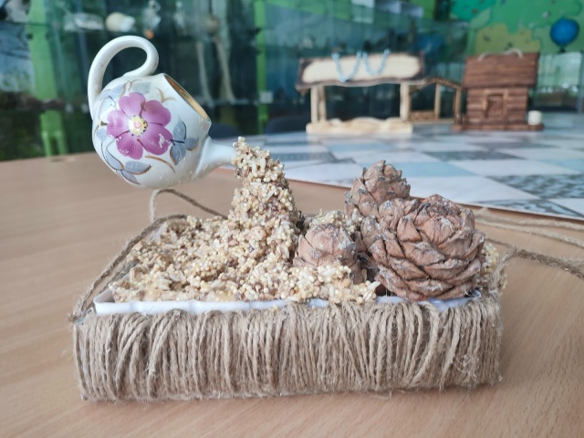 Кормушка "под ключ": в Озерске появились десятки необычных столовых для птиц