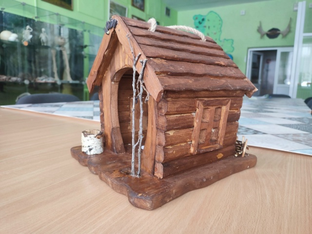 Кормушка "под ключ": в Озерске появились десятки необычных столовых для птиц Кормушка "под ключ": в Озерске появились десятки необычных столовых для птиц