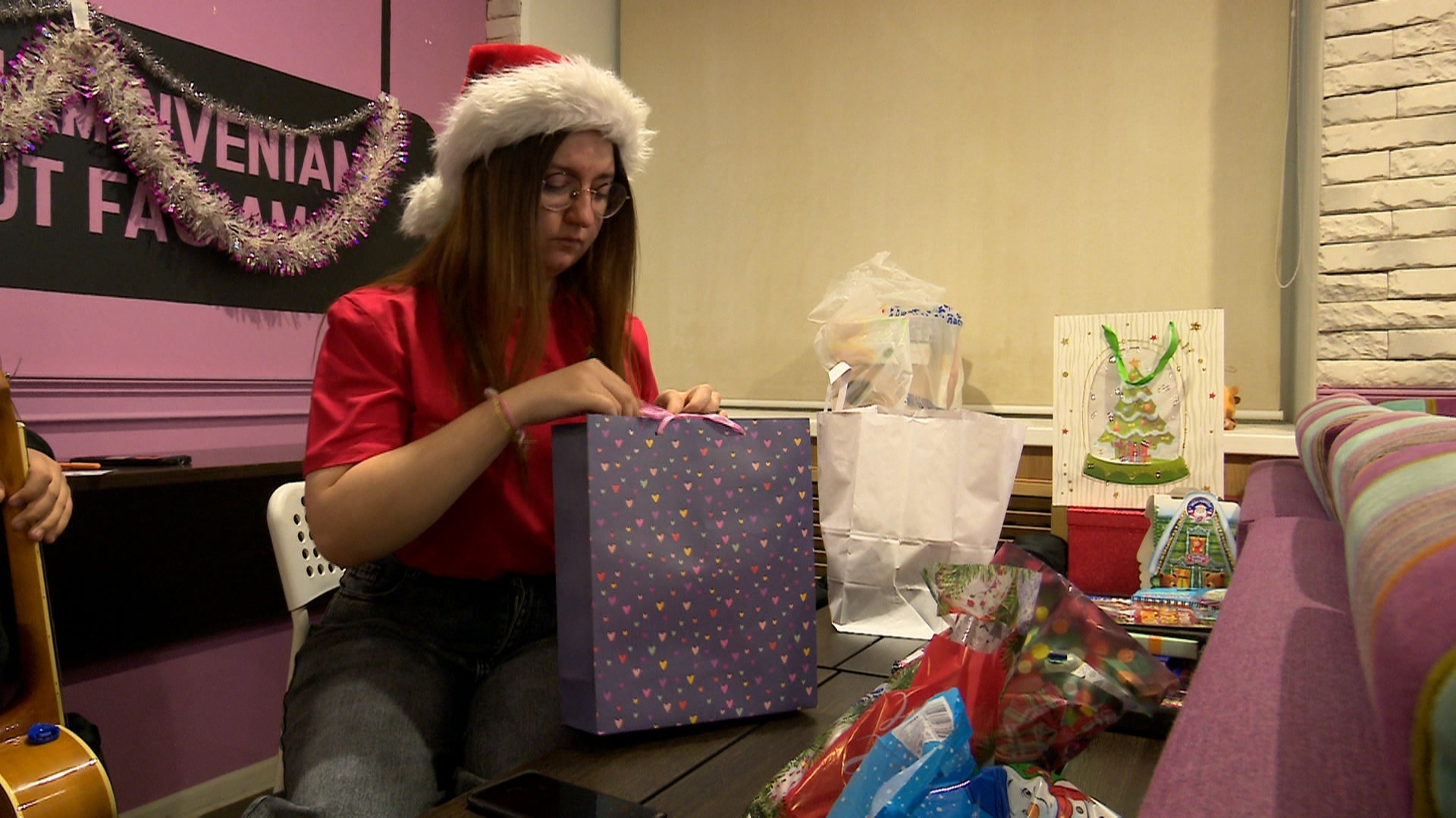 Благотворительный квартирник в Челябинске: студенты собирают подарки для детей Благотворительный квартирник в Челябинске: студенты собирают подарки для детей