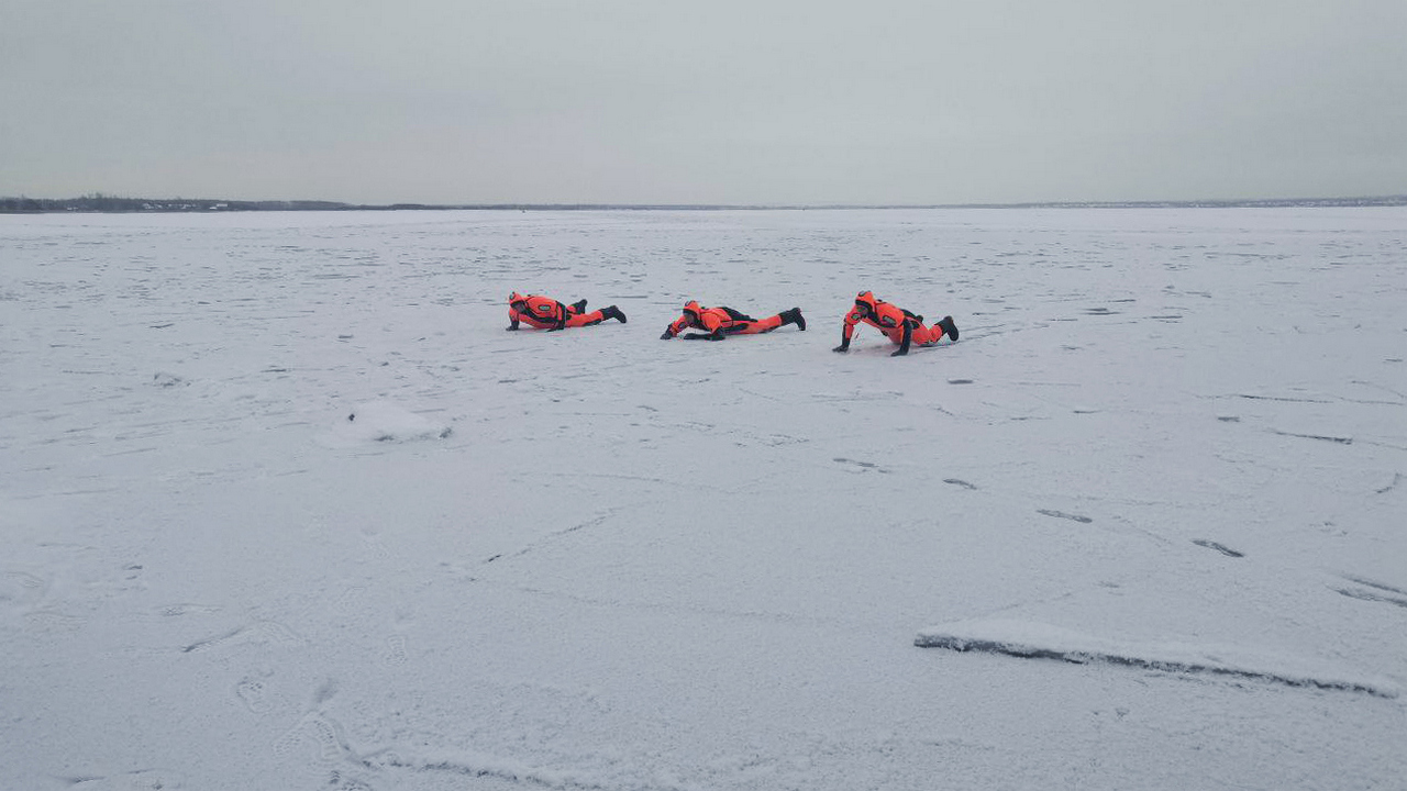 Два человека провалились под тонкий лед и погибли в Челябинской области Два человека провалились под тонкий лед и погибли в Челябинской области
